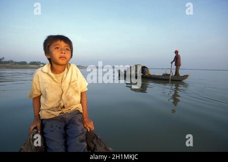 fischer famiglia del villaggio galleggiante Chong Kneas sul lago tonle sap vicino alla città di siem riep, nell'est della Cambogia. Cambogia, Sihanoukville Foto Stock