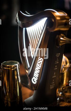 Bucarest, Romania - 2 dicembre 2020: Immagine editoriale illustrativa di un rubinetto della birra Guinness in un pub di Bucarest, Romania. Foto Stock