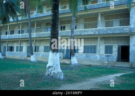 SOLO EDITORIALE E PER LE MEMORIE STORICHE UTILIZZARE SOLO IL TUOL Il Museo Sleng mostra la storia del crimine dei khmer rossi Nella vecchia scuola Tuol Sleng in Foto Stock