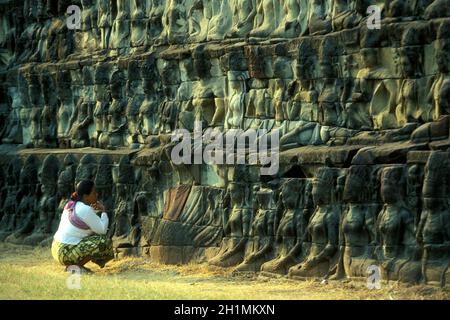 Figure alla terrazza del tempio degli elefanti nella città del tempio di Angkor vicino alla città di Siem Reap, nella parte occidentale della Cambogia. Cambogia, Siem Reap, Feb Foto Stock