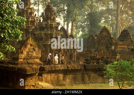 La Tempel rovine di Banteay Srei circa 32 Km a nord della Città del tempio di Angkor vicino alla città di Siem Reap nel ovest della Cambogia. La Cambogia Siem R Foto Stock