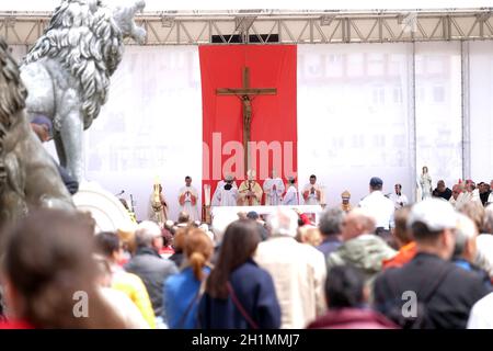 Papa Francesco celebra la Messa in Piazza Macedonia, a Skopje, capitale della Macedonia settentrionale. Foto Stock