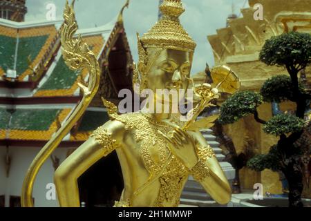 Una figura è il Wat Phra Kaew in ko ratanakosin nella città di Bangkok in Thailandia in Southeastasia. Thailandia, Bangkok, aprile 2001 Foto Stock