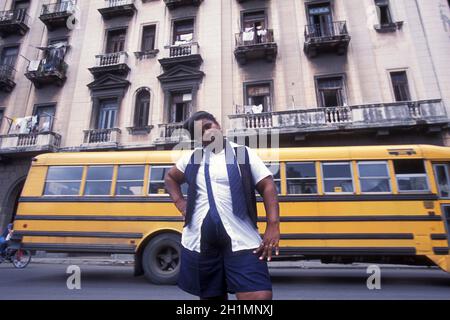 Persone per le strade della città di l'Avana su Cuba nel mare dei caraibi. Cuba, l'Avana, ottobre 2005 Foto Stock