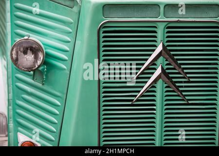 Bucarest, Romania - 3 dicembre 2020: Editoriale illustrativo del logo Citroen su un'auto d'epoca. Foto Stock
