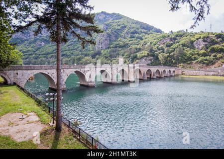 Ponte storico sul fiume Drina, attrazioni turistiche, il ponte Mehmed Paša Sokolovic a Višegrad, Bosnia-Erzegovina. Foto Stock