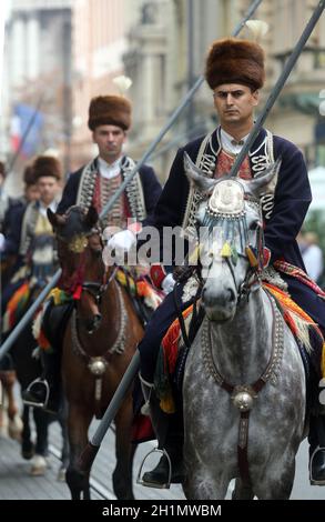 Sfilata di 70 partecipanti, trenta cavalli e quaranta membri di una banda di ottone alla piazza principale sono stati annunciati in seguito, 300th Sinjska alka a Zagabria Foto Stock