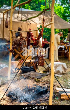 Rievocazione storica del campo tenda della tribù Slavica o Vichinghi, con focalizzazione selettiva sul fuoco del campo, che mostra la vita dei contadini, Cedynia, Polonia Foto Stock