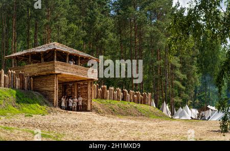 Cedynia Polonia Giugno 2019 rievocazione storica della tribù slava o vichinga accampamento con palisata di legno, torre di fortificazione e accampamento tenda dal 11 ° secolo Foto Stock