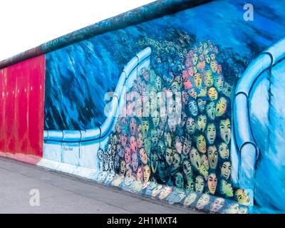 Berlino, Germania - 01 marzo 2020: The East Side Gallery - la più grande galleria d'arte all'aperto del mondo su un segmento del muro di Berlino a Berlino, Germ Foto Stock