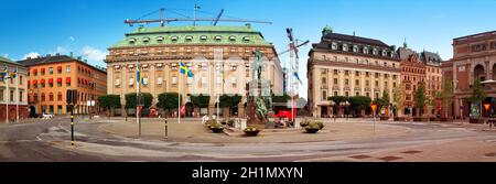 STOCCOLMA, SVEZIA - GIUGNO 25: Vista di piazza Gustav Adolfs il 25 giugno 2016 in Svezia. Edifici storici sulla via Strömgatan in estate Foto Stock