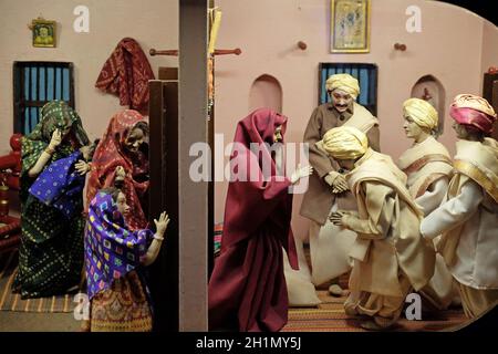 Scene della vita di Mahatma Gandhi: Cercando il permesso della madre di andare all'estero, il museo mani Bhavan Gandhi a Mumbai, India Foto Stock