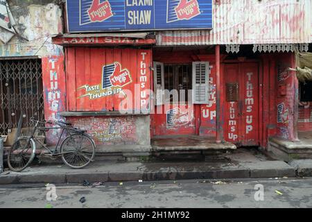 Casa indiana colorata. Edificio rosso luminoso a Kolkata, India. Foto Stock