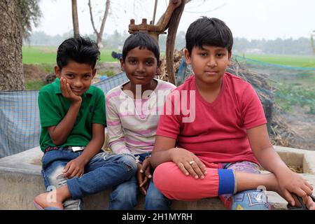 Ritratto di bambini nel villaggio di Kumrokhali, Bengala Occidentale, India Foto Stock