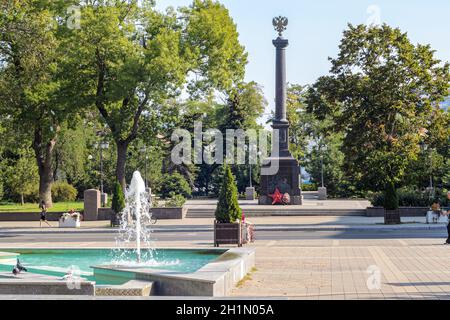 Anapa, Russia - 17 settembre 2020: Stele 'Città della gloria militare' ad Anapa e parte della fontana di fronte alla stele Foto Stock