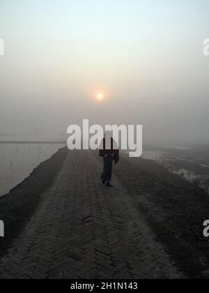 Un'alba mozzafiato che si affaccia sui fiumi più sacri dell'India. Gange delta in Sundarbans, Bengala Occidentale, India. Foto Stock