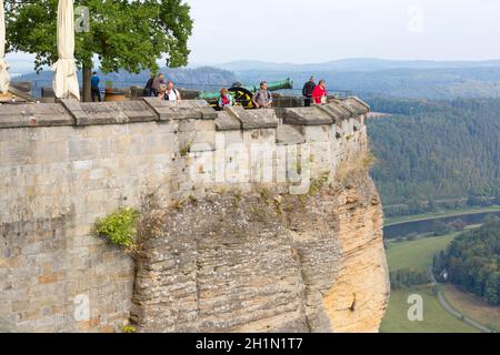 Königstein, Germania - 24 settembre 2020 : Fortezza medievale di Königstein, situata su una collina rocciosa sopra il fiume Elba, in Svizzera sassone. È uno Foto Stock