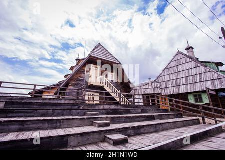 Ethno villaggio Drvengrad, Mokra Gora, tradizionale eco villaggio costruito dal famoso regista Emir Kusturica, attrazione turistica. Foto Stock