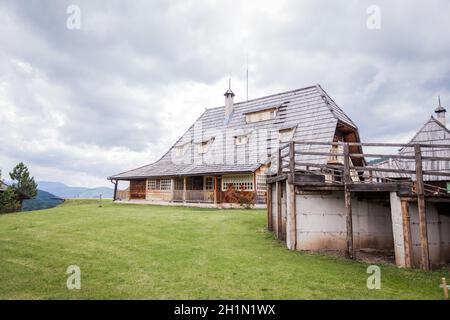 Ethno villaggio Drvengrad, Mokra Gora, tradizionale eco villaggio costruito dal famoso regista Emir Kusturica, attrazione turistica. Foto Stock