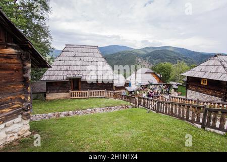 Ethno villaggio Drvengrad, Mokra Gora, tradizionale eco villaggio costruito dal famoso regista Emir Kusturica, attrazione turistica. Foto Stock