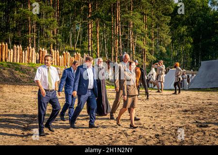 Cedynia, Polonia giugno 2019 rievocazione storica della battaglia di Cedynia, governatore e altri funzionari stanno per aprire un nuovo forte in legno Foto Stock