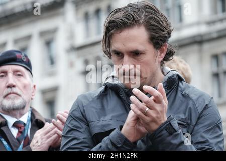 Il MP Johnny Mercer parla a un giro di protesta "Rolling Wwith Thunder", cui hanno partecipato centinaia di ciclisti a sostegno dei veterani dell'Irlanda del Nord Foto Stock