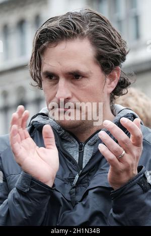 Il MP Johnny Mercer parla a un giro di protesta "Rolling Wwith Thunder", cui hanno partecipato centinaia di ciclisti a sostegno dei veterani dell'Irlanda del Nord Foto Stock