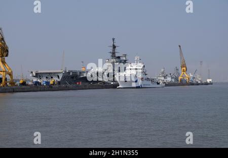 Portaerei indiani Viraat e nave della Guardia Costiera ancorata ad un porto di Mumbai Foto Stock