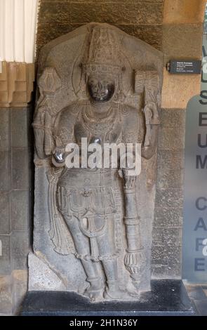 Statua di Shaivite Dvarapala del 12 ° secolo esposta nel Museo del Principe di Galles, ora noto come Chhatrapati Shivaji Maharaj Museo a Mumbai, i Foto Stock