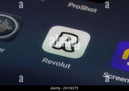 Bucarest, Romania - 13 dicembre 2020: Immagine editoriale di primo piano illustrativa dell'app mobile Revolut sullo schermo di uno smartphone. Foto Stock