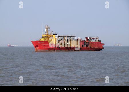 Nave commerciale all'ancora nel Mar Arabico fuori Mumbai, India Foto Stock