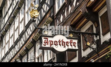 Beutiful antica farmacia Sign su una facciata casa in Germania Foto Stock