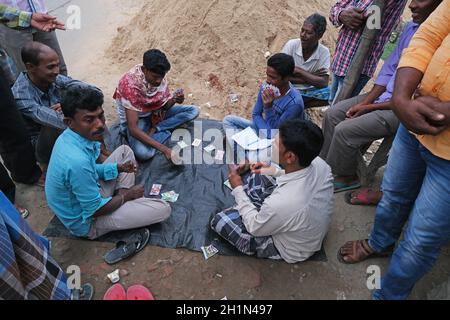 Uomini che giocano le carte in un villaggio nel villaggio di Kumrokhali, Bengala Occidentale, India Foto Stock