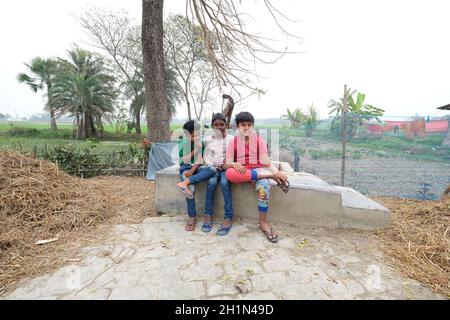 Ritratto di bambini nel villaggio di Kumrokhali, Bengala Occidentale, India Foto Stock