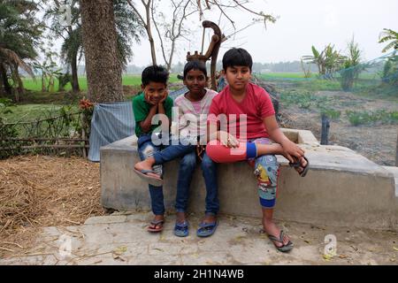 Ritratto di bambini nel villaggio di Kumrokhali, Bengala Occidentale, India Foto Stock