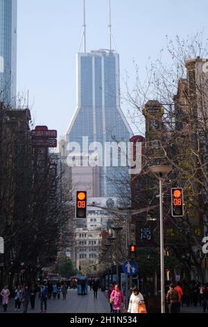 Nanjing Road a Shanghai. L'area e' il principale quartiere dello shopping nella citta' di Shanghai e una delle strade per lo shopping piu' trafficate al mondo. Foto Stock