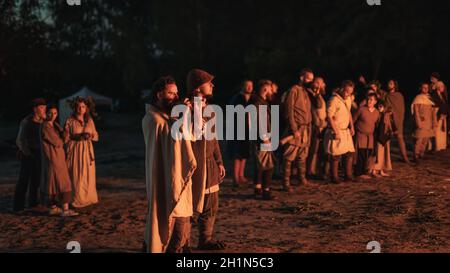 Cedynia, Polonia, giugno 2019 rievocazione pagana della notte di Kupala, chiamata in Polonia NOC Kupaly, villager che gioca su pipe all'evento. Celebrità di vacanza slavo Foto Stock