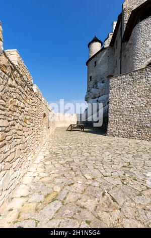 Castello di Bobolice, Slesia, Polonia - 16 settembre 2020: Medievale gotico reale Castello di Bobolice situato sul polacco Jurassic Highland Foto Stock