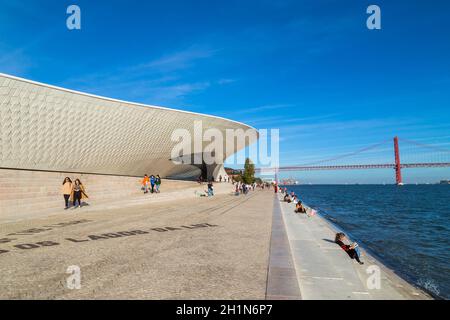 Lisbona, Portogallo - 31 ottobre 2020: Persone vicino al famoso Museo MAAT a Lisbona vicino al fiume Tago e punto di riferimento 25 del ponte di aprile. Foto Stock