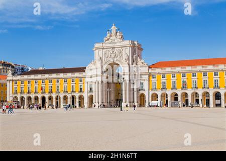 Lisbona, Portogallo - 31 ottobre 2020: Praca do Comercio o Piazza del Commercio, vista delle persone e delle case nel centro di Lisbona, Portogallo. Foto Stock