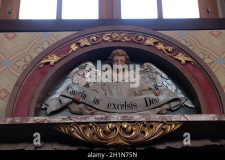 Angelo con Gloria in excelsis Deo Banner, scena della Natività, pala nella chiesa di San Matteo in Stitar, Croazia Foto Stock