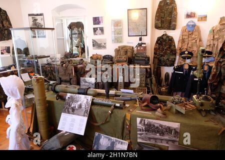 La raccolta delle armi e delle attrezzature utilizzate durante la guerra di indipendenza croata, Pakrac, Slavonia Foto Stock