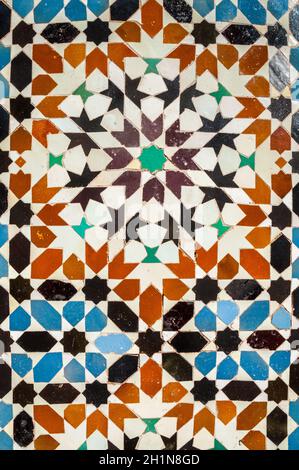 Ali ben Youssef Madrasa esterno piastrelle ceramiche patterns in Marrakech, Marocco Foto Stock