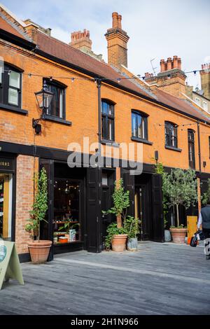 Londra, Regno Unito - 14 febbraio 2020: Fila di edifici in mattoni con ristoranti in Pavilion Road. Splendidi edifici in mattoni inglesi con architettura classica. Foto Stock