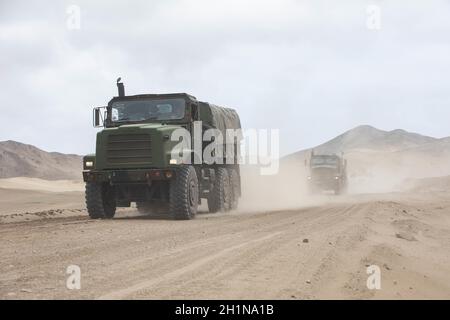 Marines USA con Special Purpose Marine Air-Ground Task Force – UNITAS, convoglio durante una missione simulata di assistenza umanitaria e soccorso in caso di calamità a Salinas, Perù, 3 ottobre 2021, durante l'esercizio UNITAS LXII. I marines americani, brasiliani, cileni, messicani e peruviani hanno completato una serie di eventi formativi per costruire fiducia, rafforzare la fiducia e rafforzare l'interoperabilità per prepararci meglio a una risposta combinata e multinazionale alle crisi emergenti o ai disastri naturali. UNITAS è l'esercizio marittimo multinazionale annuale più lungo al mondo, incentrato sul miglioramento dell'interoperabilità Foto Stock