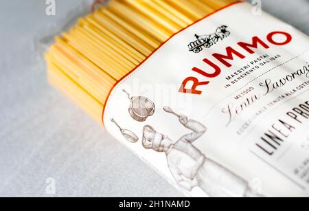 Roma, Italia, 15 novembre 2020: Il logo Rummo stampato sulla confezione trasparente di spaghetti. Famoso marchio italiano nel mercato della pasta. Illus Foto Stock