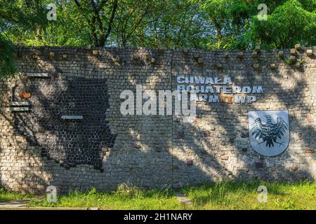 Stare Lysogorki, Polonia, giugno 2019 Muro commemorativo e commemorativo per i soldati e il loro sacrificio, dalla i Esercito Polacco che ha partecipato ai cros Foto Stock