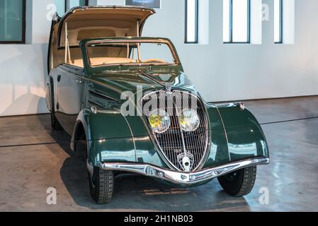 Malaga, Spagna - 7 Dicembre 2016: Vintage Peugeot Eclipse Francia 1937 auto visualizzato a Malaga Automobile e il Museo della Moda in Spagna. Foto Stock