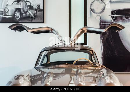 Malaga, Spagna - 7 Dicembre 2016: vista ravvicinata del 1957 Mercedes-Benz 300SL Gullwing coupe Germania auto visualizzato a Malaga per automobili e moda Muse Foto Stock