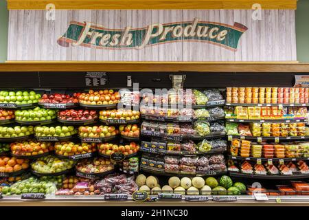 WILLIAMSBURG, VA, USA - CIRCA AGOSTO 2015: Frutta sugli scaffali in supermercato. Foto Stock